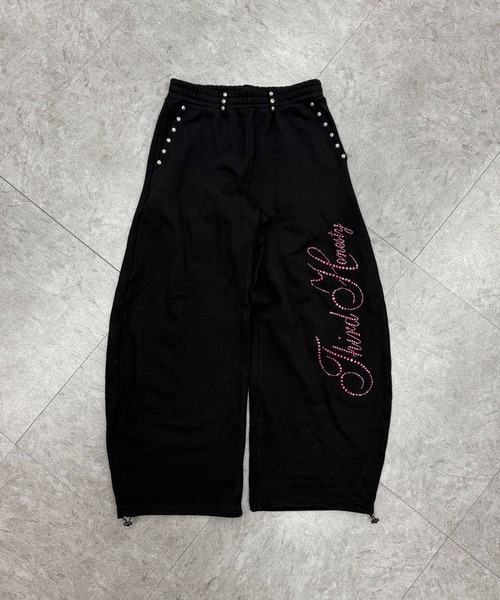 ATMARK(アットマーク)の「《2サイズ展開 / UNISEX 》ATMARK ラインストーンロゴ リベットデザインスウェットバレルパンツ セットアップ可能(スウェットパンツ・メンズ・ブラック/ブラック×ピンク/グレー/グレー×ピンク・M/L)」の19枚目の写真