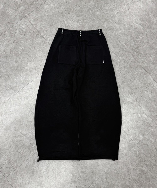 ATMARK(アットマーク)の「《2サイズ展開 / UNISEX 》ATMARK ラインストーンロゴ リベットデザインスウェットバレルパンツ セットアップ可能(スウェットパンツ・メンズ・ブラック/ブラック×ピンク/グレー/グレー×ピンク・M/L)」の20枚目の写真