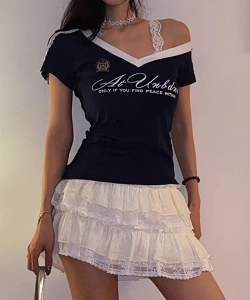 Teem Store(チームストア)の「サイドラインゲームデザイン ワンショルレース紐プリント VネックTシャツ(Tシャツ/カットソー・レディース・ネイビー/グレー・F)」の7枚目の写真