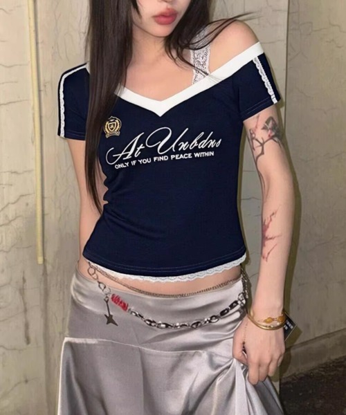 Teem Store(チームストア)の「サイドラインゲームデザイン ワンショルレース紐プリント VネックTシャツ(Tシャツ/カットソー・レディース・ネイビー/グレー・F)」の3枚目の写真