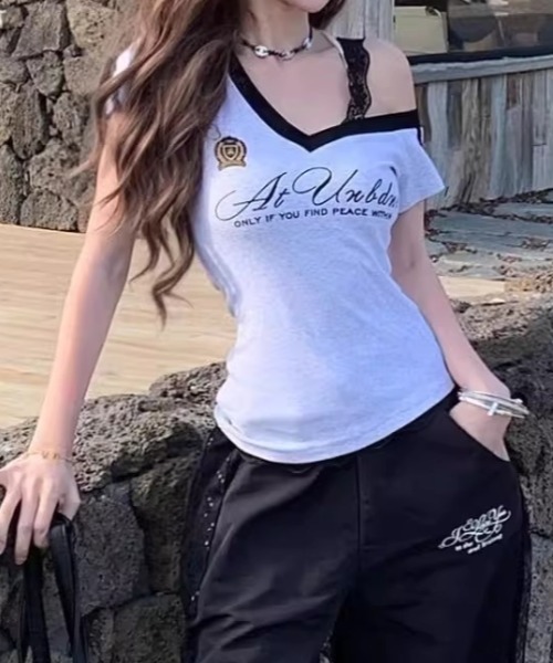 Teem Store(チームストア)の「サイドラインゲームデザイン ワンショルレース紐プリント VネックTシャツ(Tシャツ/カットソー・レディース・ネイビー/グレー・F)」の10枚目の写真