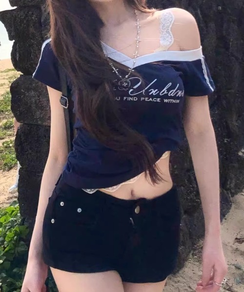 Teem Store(チームストア)の「サイドラインゲームデザイン ワンショルレース紐プリント VネックTシャツ(Tシャツ/カットソー・レディース・ネイビー/グレー・F)」の8枚目の写真