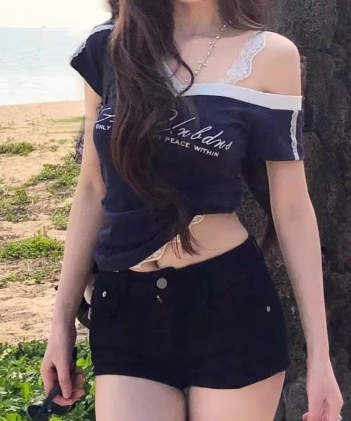 Teem Store(チームストア)の「サイドラインゲームデザイン ワンショルレース紐プリント VネックTシャツ(Tシャツ/カットソー・レディース・ネイビー/グレー・F)」の9枚目の写真