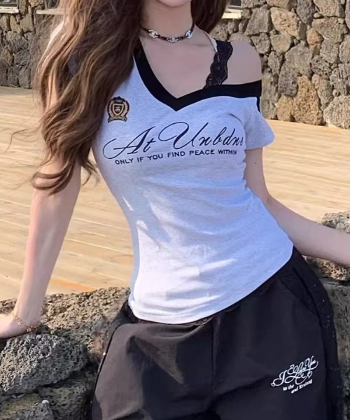 Teem Store(チームストア)の「サイドラインゲームデザイン ワンショルレース紐プリント VネックTシャツ(Tシャツ/カットソー・レディース・ネイビー/グレー・F)」の11枚目の写真