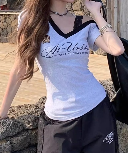 Teem Store(チームストア)の「サイドラインゲームデザイン ワンショルレース紐プリント VネックTシャツ(Tシャツ/カットソー・レディース・ネイビー/グレー・F)」の12枚目の写真