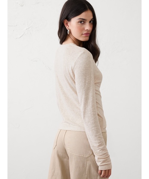 BANANA REPUBLIC FACTORY STORE(バナナリパブリック ファクトリーストア)の「BANANA REPUBLIC FACTORY STORE リネンブレンド ツイスト 長袖Tシャツ(Tシャツ/カットソー・レディース・ベージュ/ホワイト・M/XS/S/L)」の3枚目の写真
