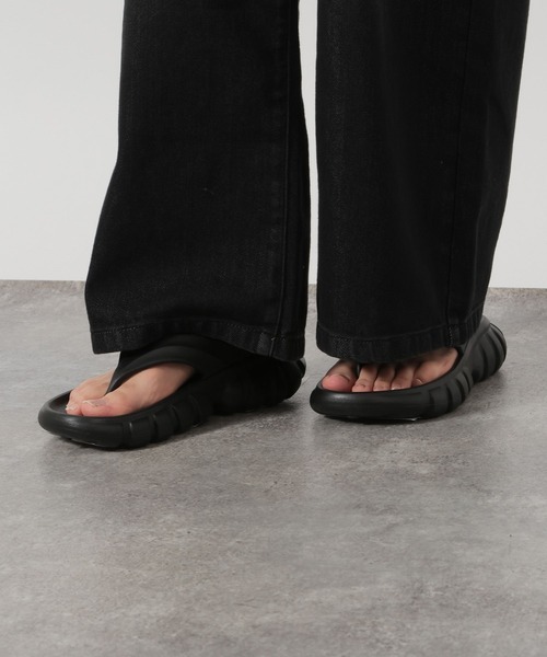 LAKOLE（ラコレ）の「EVAボリュームトングサンダル / 638642（サンダル・メンズ・ブラック・MEDIUM/LARGE）」の2枚目の写真