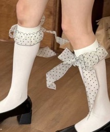 Sibra（シブラ）の「ドット柄リボン付きハイソックス（ソックス/靴下）」