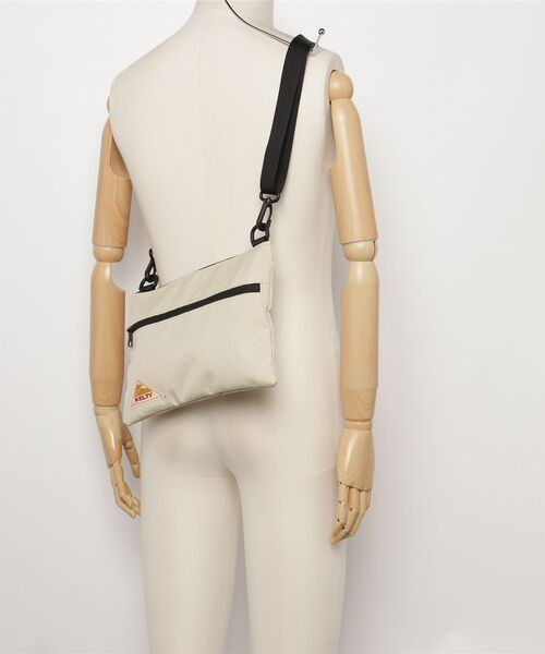 KELTY(ケルティ)の「ケルティ ES FLAT POUCH SM(ショルダーバッグ・メンズ・その他・ONE SIZE)」の2枚目の写真