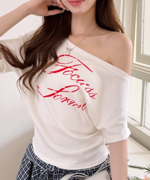 Ada.(エイダ)の「フロント ロゴ プリント ワンショルダー カットソー(Tシャツ/カットソー・レディース・ブラック/グレー/ホワイト/イエロー・FREE)」の1枚目の写真