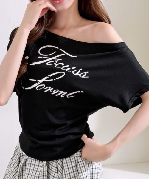 Ada.(エイダ)の「フロント ロゴ プリント ワンショルダー カットソー(Tシャツ/カットソー・レディース・ブラック/グレー/ホワイト/イエロー・FREE)」の2枚目の写真