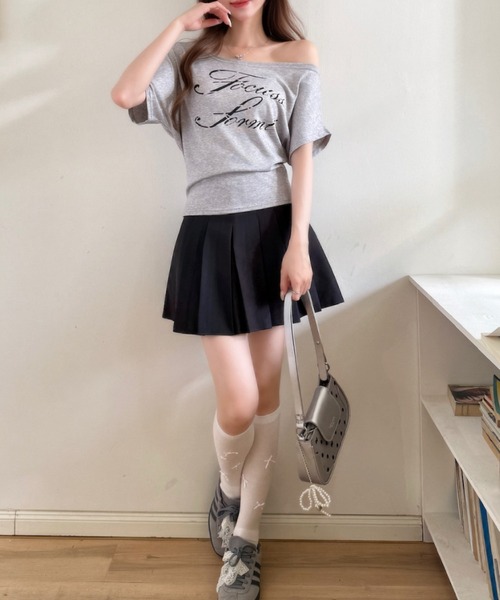 Ada.(エイダ)の「フロント ロゴ プリント ワンショルダー カットソー(Tシャツ/カットソー・レディース・ブラック/グレー/ホワイト/イエロー・FREE)」の14枚目の写真