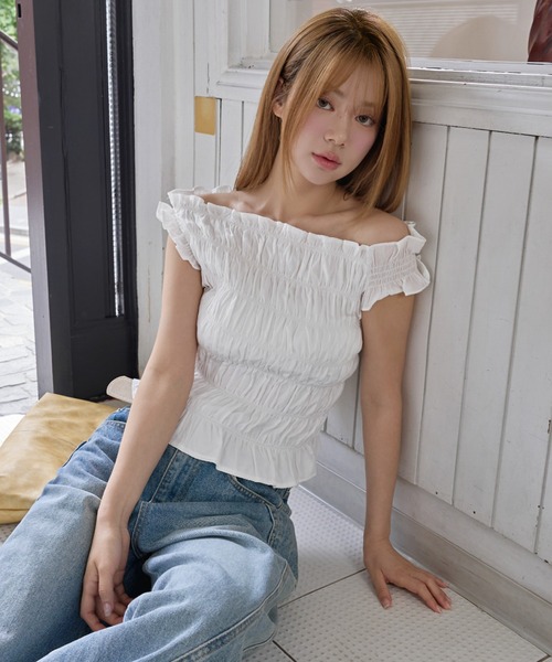UNE MANSION(ユヌマンション)の「アシンメトリーワンショルダースモークブラウス(Tシャツ/カットソー・レディース・レッド/ネイビー/ブラック/アイボリー・FREE)」の2枚目の写真