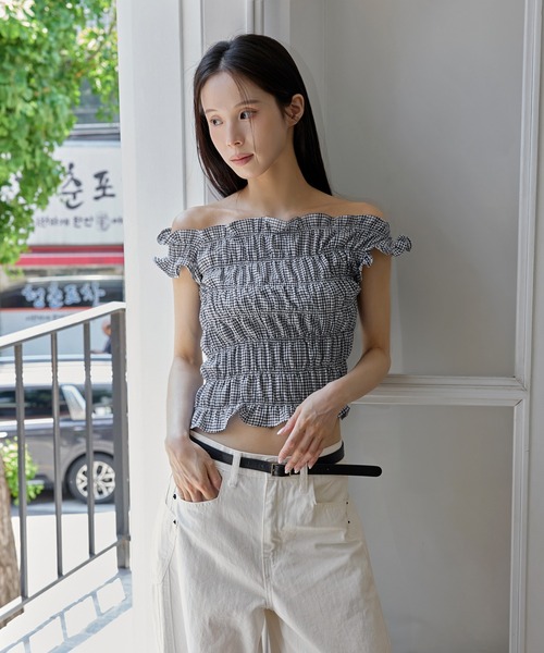 UNE MANSION(ユヌマンション)の「アシンメトリーワンショルダースモークブラウス(Tシャツ/カットソー・レディース・レッド/ネイビー/ブラック/アイボリー・FREE)」の3枚目の写真