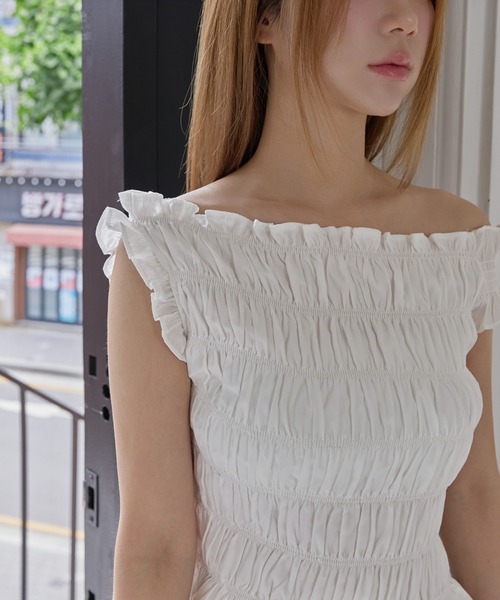 UNE MANSION(ユヌマンション)の「アシンメトリーワンショルダースモークブラウス(Tシャツ/カットソー・レディース・レッド/ネイビー/ブラック/アイボリー・FREE)」の9枚目の写真