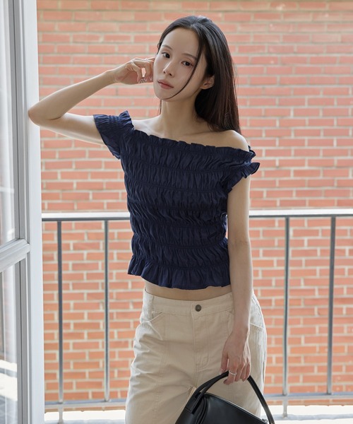 UNE MANSION(ユヌマンション)の「アシンメトリーワンショルダースモークブラウス(Tシャツ/カットソー・レディース・レッド/ネイビー/ブラック/アイボリー・FREE)」の20枚目の写真