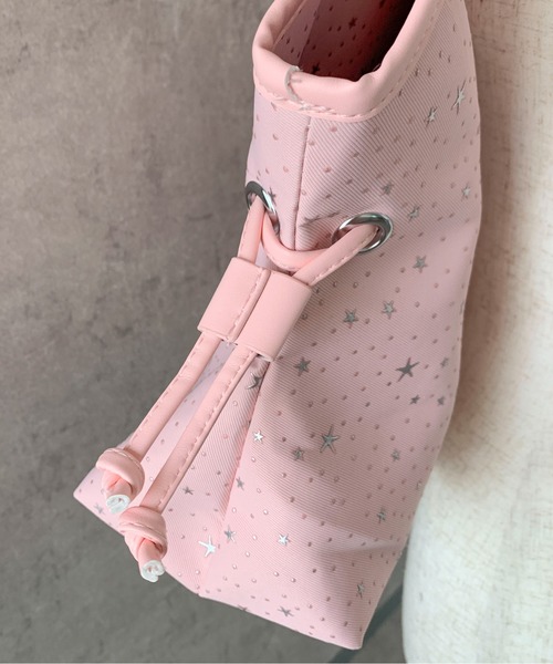 pyornim(ピョルニム)の「【お気に入り登録数5,000突破!】【A4サイズ対応】【スターチャーム付き】星柄 シャイニー ラメプリント 刺繍 ロゴ サイドドロスト トートバッグ ショルダーバッグ(トートバッグ・レディース・ブルー/ブラック/ピンク/ホワイト・F)」の17枚目の写真