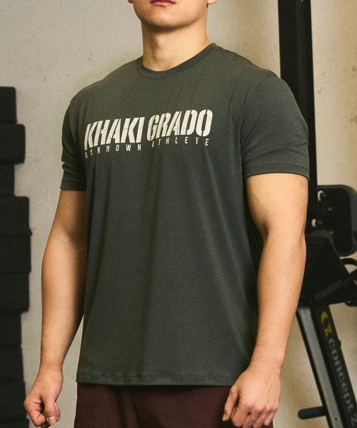 KHAKI GRADO(カーキグラド)の「K.A.G シグネチャー1 マッスルドレギュラーフィット半袖Tシャツ(ディープグリーンカーキ)(Tシャツ/カットソー・メンズ・その他・SMALL/MEDIUM/X-LARGE/XX-LARGE/LARGE)」の2枚目の写真
