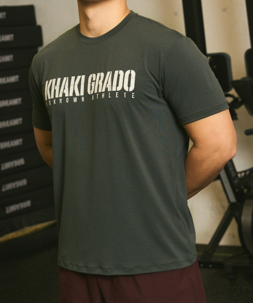 KHAKI GRADO(カーキグラド)の「K.A.G シグネチャー1 マッスルドレギュラーフィット半袖Tシャツ(ディープグリーンカーキ)(Tシャツ/カットソー・メンズ・その他・SMALL/MEDIUM/X-LARGE/XX-LARGE/LARGE)」の3枚目の写真
