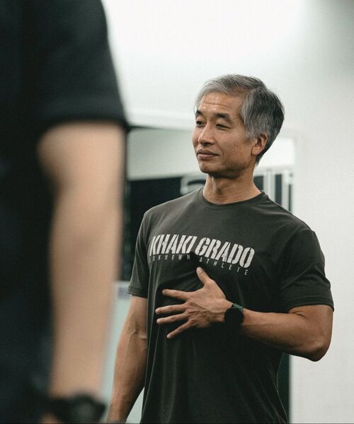 KHAKI GRADO(カーキグラド)の「K.A.G シグネチャー1 マッスルドレギュラーフィット半袖Tシャツ(ディープグリーンカーキ)(Tシャツ/カットソー・メンズ・その他・SMALL/MEDIUM/X-LARGE/XX-LARGE/LARGE)」の4枚目の写真