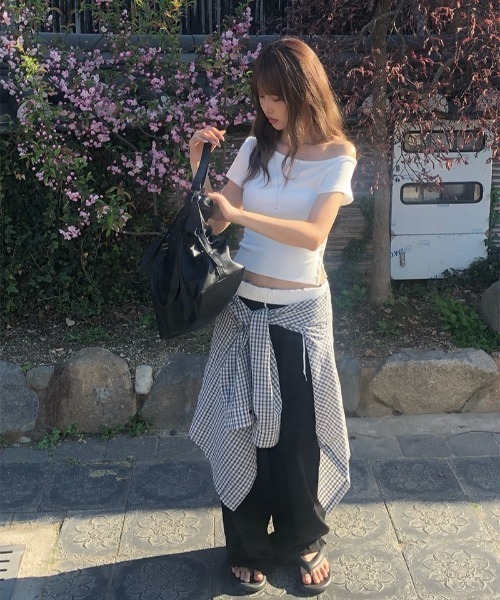 anyonemore（エニワンモア）の「[MADE] サイドボタンスリムワンオフショルダー半袖Tシャツ（Tシャツ/カットソー・レディース・アイボリー・FREE）」の11枚目の写真