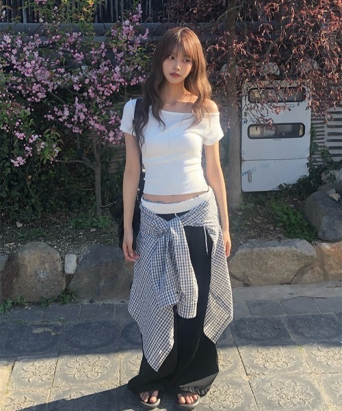 anyonemore（エニワンモア）の「[MADE] サイドボタンスリムワンオフショルダー半袖Tシャツ（Tシャツ/カットソー・レディース・アイボリー・FREE）」の10枚目の写真