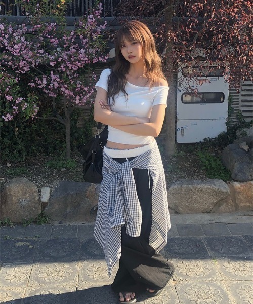 anyonemore（エニワンモア）の「[MADE] サイドボタンスリムワンオフショルダー半袖Tシャツ（Tシャツ/カットソー・レディース・アイボリー・FREE）」の12枚目の写真