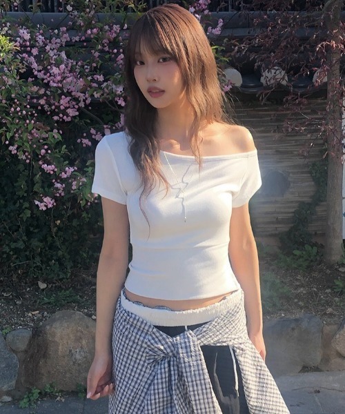 anyonemore（エニワンモア）の「[MADE] サイドボタンスリムワンオフショルダー半袖Tシャツ（Tシャツ/カットソー・レディース・アイボリー・FREE）」の7枚目の写真