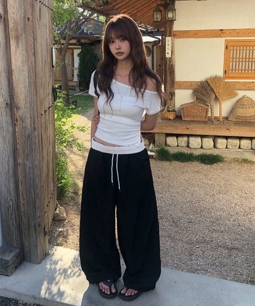 anyonemore（エニワンモア）の「[MADE] サイドボタンスリムワンオフショルダー半袖Tシャツ（Tシャツ/カットソー・レディース・アイボリー・FREE）」の16枚目の写真