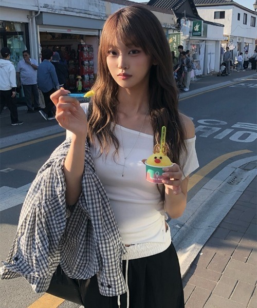anyonemore（エニワンモア）の「[MADE] サイドボタンスリムワンオフショルダー半袖Tシャツ（Tシャツ/カットソー・レディース・アイボリー・FREE）」の2枚目の写真