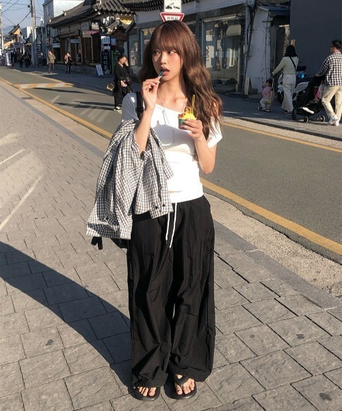 anyonemore（エニワンモア）の「[MADE] サイドボタンスリムワンオフショルダー半袖Tシャツ（Tシャツ/カットソー・レディース・アイボリー・FREE）」の4枚目の写真