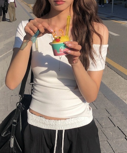 anyonemore（エニワンモア）の「[MADE] サイドボタンスリムワンオフショルダー半袖Tシャツ（Tシャツ/カットソー・レディース・アイボリー・FREE）」の5枚目の写真
