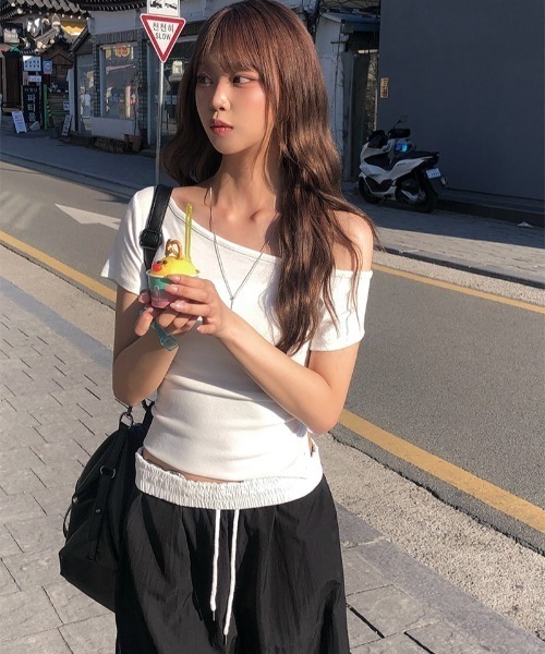 anyonemore（エニワンモア）の「[MADE] サイドボタンスリムワンオフショルダー半袖Tシャツ（Tシャツ/カットソー・レディース・アイボリー・FREE）」の3枚目の写真