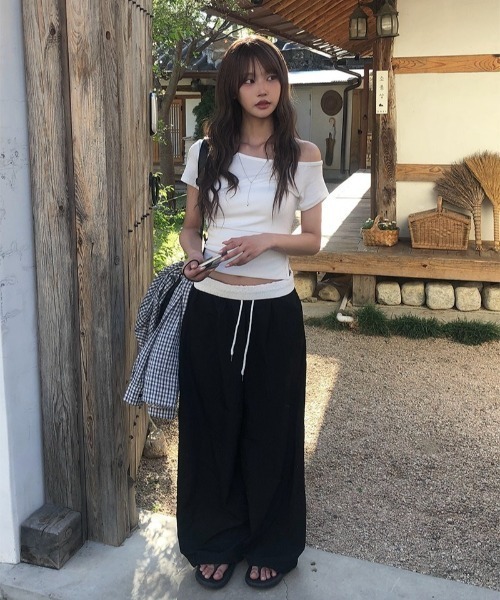anyonemore（エニワンモア）の「[MADE] サイドボタンスリムワンオフショルダー半袖Tシャツ（Tシャツ/カットソー・レディース・アイボリー・FREE）」の17枚目の写真