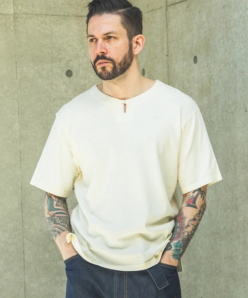 MR.OLIVE(ミスターオリーブ)の「【MR.OLIVE】88/12 VINTAGE MATERIAL /KEY NECK T-SHIRT(Tシャツ/カットソー・メンズ・ブラック/オフホワイト/ブラウン・L/M)」の2枚目の写真