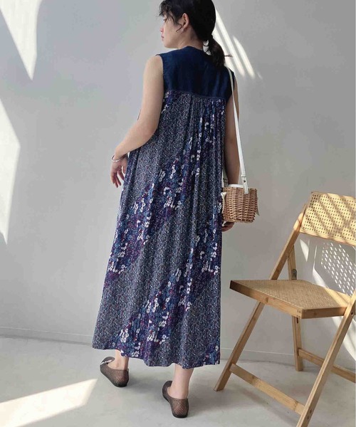 AS KNOW AS plus(アズノゥアズプラス)の「〇デニム切り替え 花柄 ノースリーブスキッパーワンピース(ワンピース・レディース・ブルー/ブラック・FREE)」の17枚目の写真
