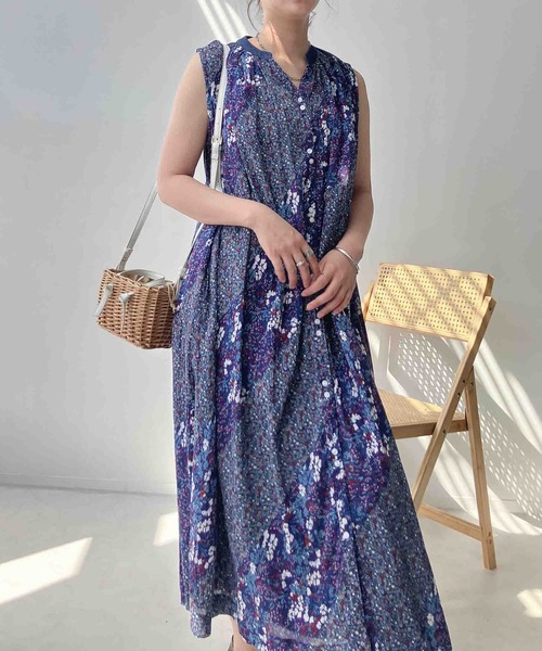 AS KNOW AS plus(アズノゥアズプラス)の「〇デニム切り替え 花柄 ノースリーブスキッパーワンピース(ワンピース・レディース・ブルー/ブラック・FREE)」の13枚目の写真
