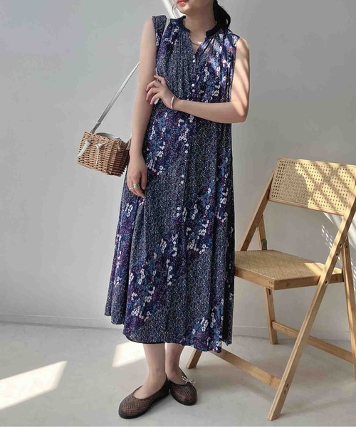 AS KNOW AS plus(アズノゥアズプラス)の「〇デニム切り替え 花柄 ノースリーブスキッパーワンピース(ワンピース・レディース・ブルー/ブラック・FREE)」の15枚目の写真