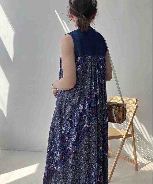 AS KNOW AS plus(アズノゥアズプラス)の「〇デニム切り替え 花柄 ノースリーブスキッパーワンピース(ワンピース・レディース・ブルー/ブラック・FREE)」の14枚目の写真