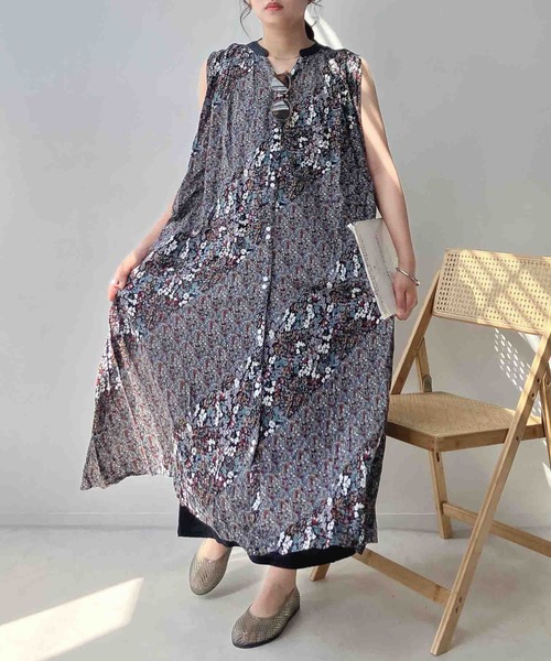 AS KNOW AS plus(アズノゥアズプラス)の「〇デニム切り替え 花柄 ノースリーブスキッパーワンピース(ワンピース・レディース・ブルー/ブラック・FREE)」の21枚目の写真