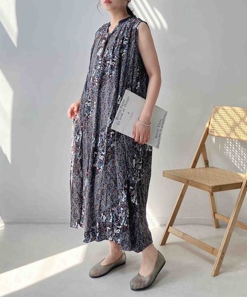 AS KNOW AS plus(アズノゥアズプラス)の「〇デニム切り替え 花柄 ノースリーブスキッパーワンピース(ワンピース・レディース・ブルー/ブラック・FREE)」の19枚目の写真