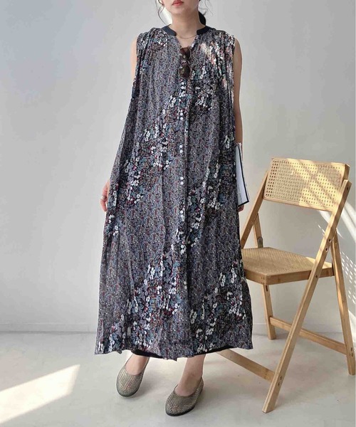 AS KNOW AS plus(アズノゥアズプラス)の「〇デニム切り替え 花柄 ノースリーブスキッパーワンピース(ワンピース・レディース・ブルー/ブラック・FREE)」の20枚目の写真