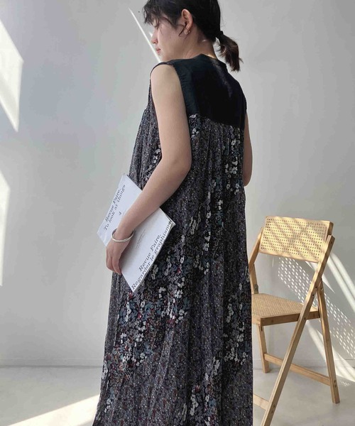 AS KNOW AS plus(アズノゥアズプラス)の「〇デニム切り替え 花柄 ノースリーブスキッパーワンピース(ワンピース・レディース・ブルー/ブラック・FREE)」の4枚目の写真
