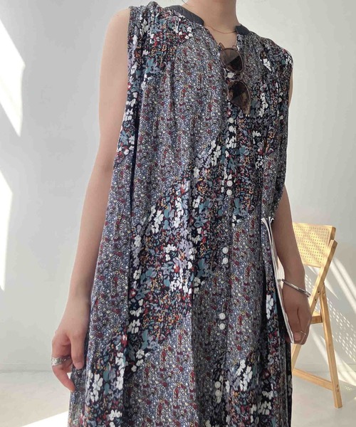 AS KNOW AS plus(アズノゥアズプラス)の「〇デニム切り替え 花柄 ノースリーブスキッパーワンピース(ワンピース・レディース・ブルー/ブラック・FREE)」の3枚目の写真