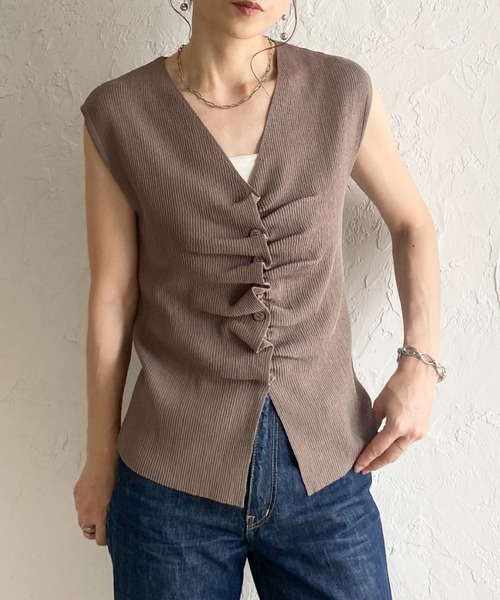 She's Closet(シーズクローゼット)の「フロントギャザー ノースリーブ 深Vネック 前ボタン サマー リブニット トップス(ニット/セーター・レディース・ブラック/ボルドー/アイボリー/グレイッシュベージュ・FREE)」の1枚目の写真