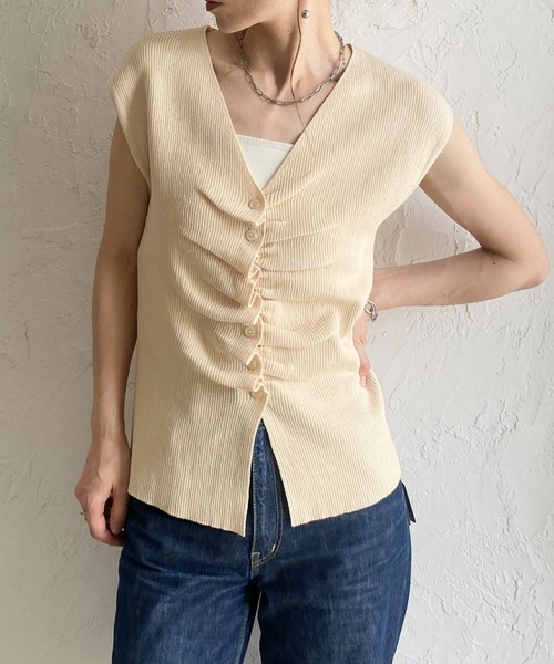 She's Closet(シーズクローゼット)の「フロントギャザー ノースリーブ 深Vネック 前ボタン サマー リブニット トップス(ニット/セーター・レディース・ブラック/ボルドー/アイボリー/グレイッシュベージュ・FREE)」の2枚目の写真
