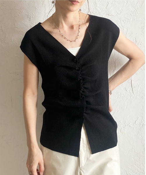 She's Closet(シーズクローゼット)の「フロントギャザー ノースリーブ 深Vネック 前ボタン サマー リブニット トップス(ニット/セーター・レディース・ブラック/ボルドー/アイボリー/グレイッシュベージュ・FREE)」の3枚目の写真