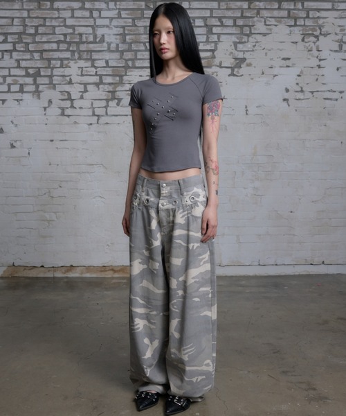 NIIER NOR(ニアノア)の「A'GEM/9 × .kom 『NIIER NOR/ニーアノア』CROSS STUD TEE/クロススタッズ Tシャツ(Tシャツ/カットソー・レディース・ホワイト/チャコールグレー・FREE)」の10枚目の写真