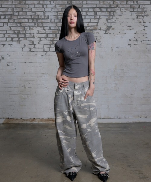 NIIER NOR(ニアノア)の「A'GEM/9 × .kom 『NIIER NOR/ニーアノア』CROSS STUD TEE/クロススタッズ Tシャツ(Tシャツ/カットソー・レディース・ホワイト/チャコールグレー・FREE)」の11枚目の写真