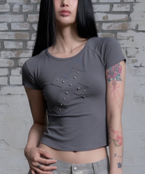 NIIER NOR(ニアノア)の「A'GEM/9 × .kom 『NIIER NOR/ニーアノア』CROSS STUD TEE/クロススタッズ Tシャツ(Tシャツ/カットソー・レディース・ホワイト/チャコールグレー・FREE)」の8枚目の写真